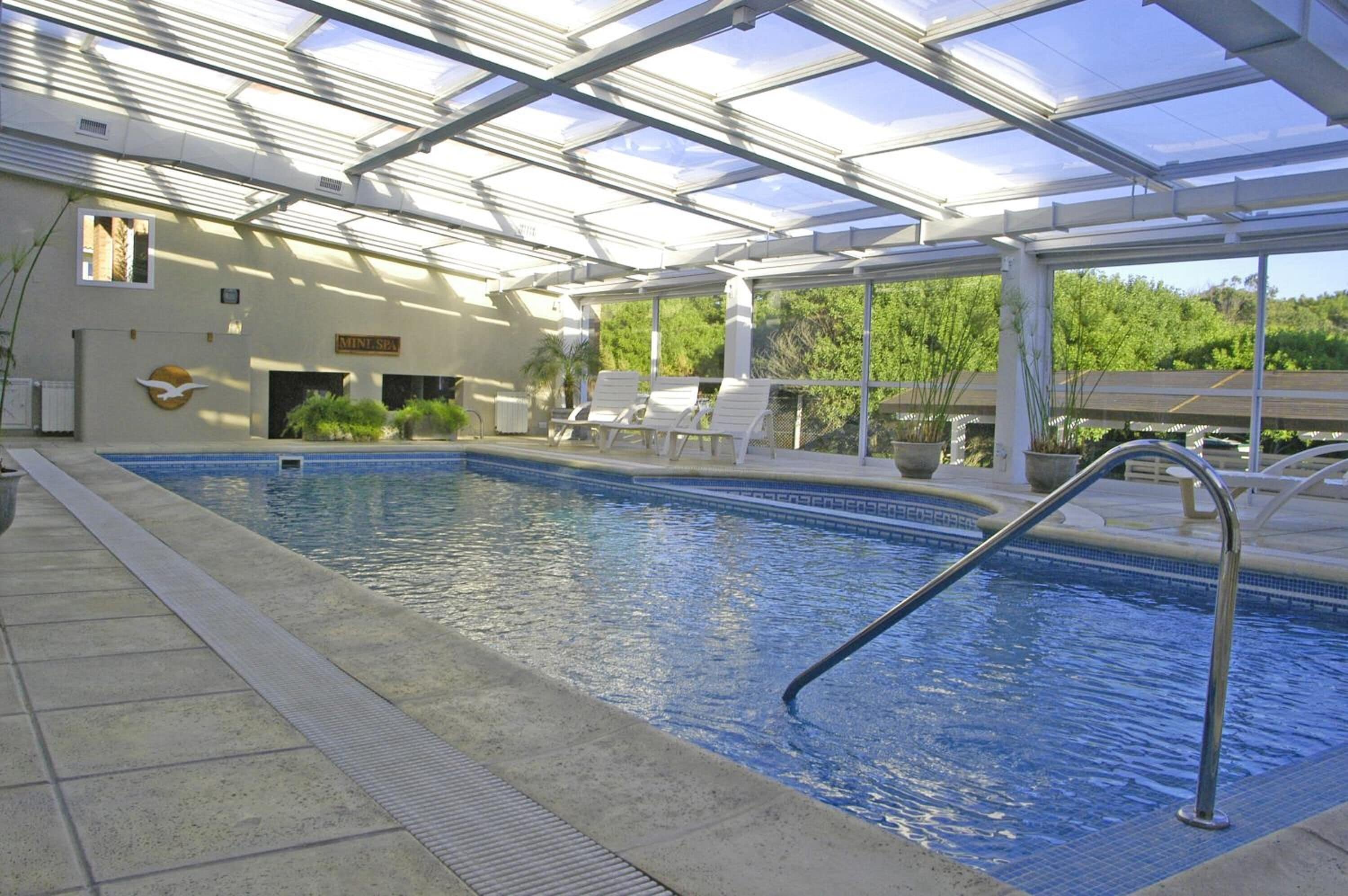 室內游泳池和室外游泳池