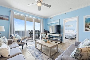 Lägenhet - 2 sovrum - havsutsikt (1904) | Vardagsrum | 55-tums platt-tv med digitalkanaler, tv och Netflix