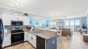 Lejlighed - 2 soveværelser - havudsigt (1904) | Privat køkken | Køleskab/fryser i fuld størrelse, mikrobølgeovn, ovn, kogeplade