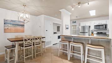 Condo | Makan dalam bilik