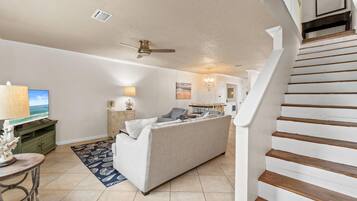 Condo | Ruang tamu | TV skrin rata, pemain DVD