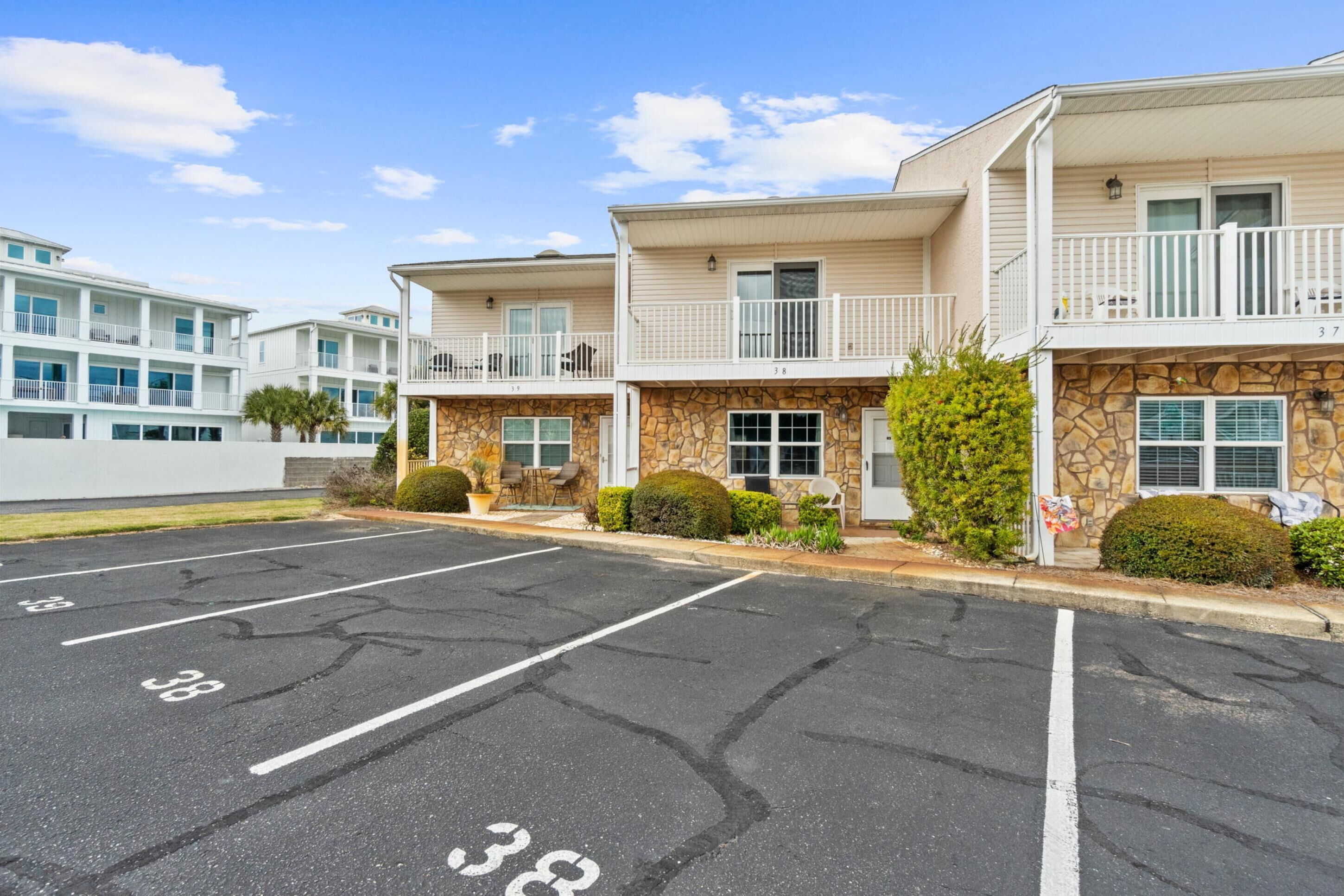 مواقف سيارات مجانية