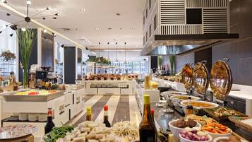 Zona de bufé con diferentes alimentos y acompañamientos.