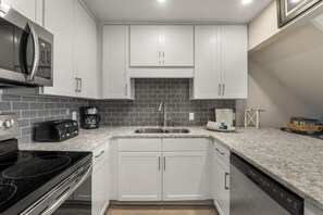 Condo, 2 habitaciones | Cocina privada | Refrigerador, microondas, horno y parrilla de estufa