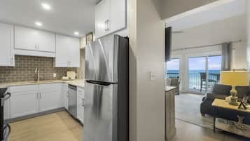 Condo, 2 Bedrooms | Private kitchen | Fridge, microwave, oven, stovetop