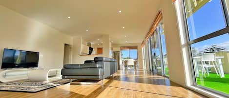Appartement exécutif, 3 chambres, balcon | Aire de séjour | Téléviseur à écran plat