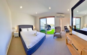 Executive Apartment, 3 Bedrooms, Balcony | 1 bedroom, individually decorated, individually furnished - Phillip Island Towers (Cowes)