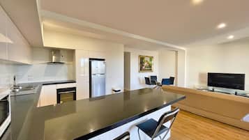 Apartamento, 1 habitación, balcón | Cocina privada | Frigorífico grande, microondas, horno y placa de cocina