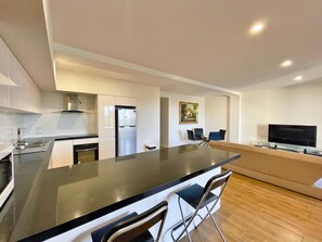 Appartement, 1 chambre, balcon | Cuisine privée | Réfrigérateur grande capacité avec congélateur, four à micro-ondes
