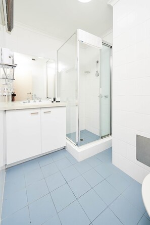 Ducha, artículos de higiene personal gratuitos y secador de pelo