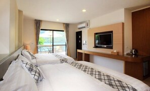 舒适四人房, 阳台, 湖景 | 高档床上用品、羽绒被、办公桌、遮光窗帘