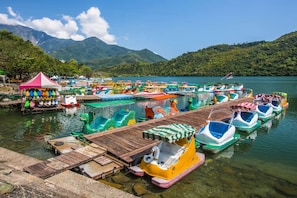 Boating - Lakeside 46 (Shoufeng)