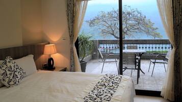 Chambre Quadruple Confort, balcon, vue lac | Literie de qualité supérieure, couette en duvet d'oie, bureau