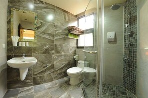 Comfort Triple Room, Mountain View | Bathroom | Shower, rainfall showerhead, free toiletries, hair dryer - Lakeside 46 (Shoufeng)