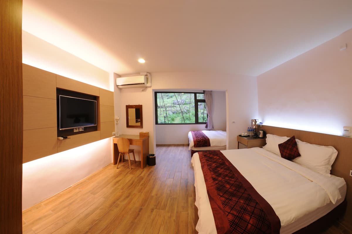 Quadrupla Comfort, vista montagna | Biancheria da letto di alta qualità, copriletto in piuma, una scrivania