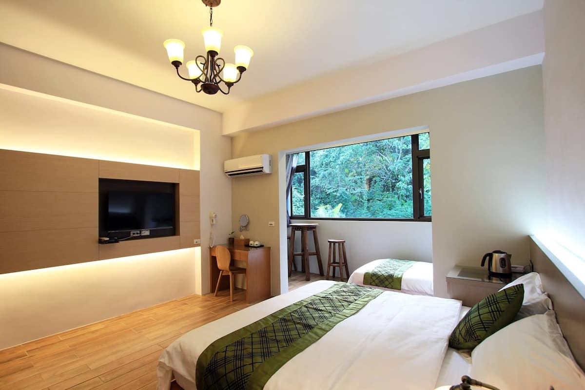 Tripla Comfort, vista montagna | Biancheria da letto di alta qualità, copriletto in piuma, una scrivania
