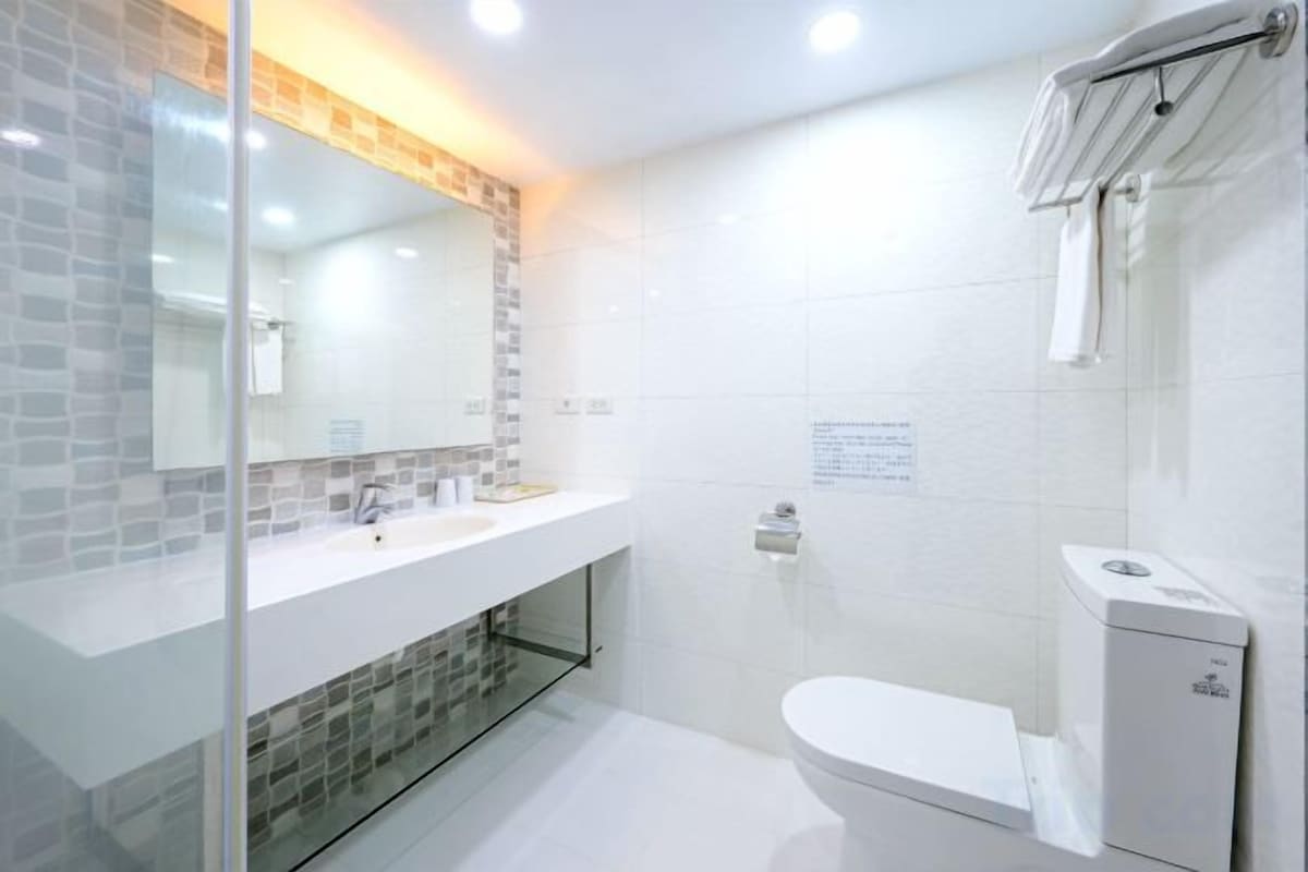 Bathroom | Separate tub and shower, hair dryer (on request), towels, shampoo