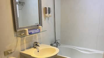 Standard Quadruple Room | Bathroom | Separate tub and shower, hair dryer, towels, shampoo