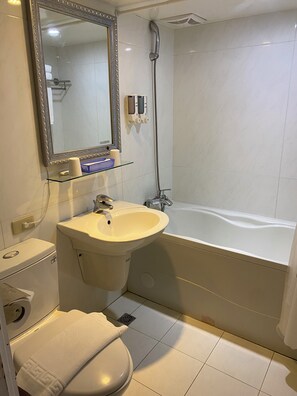 Standard Quadruple Room | Bathroom | Separate bathtub and shower, hair dryer, towels, shampoo