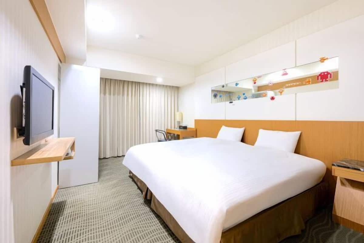 Down duvets, desk, blackout curtains, soundproofing