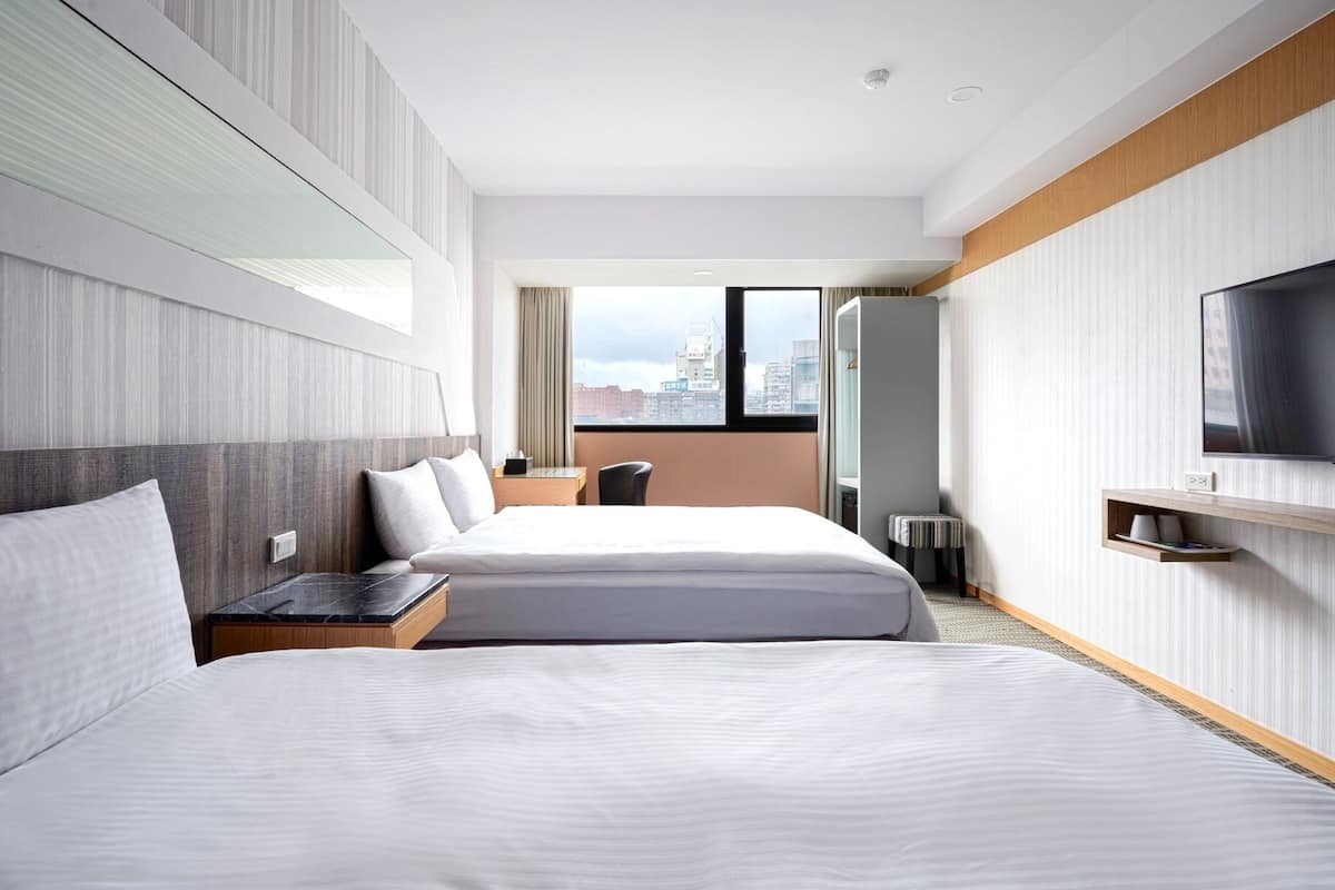 Standard-Vierbettzimmer | Daunenbettdecken, Schreibtisch, Verdunkelungsvorhänge