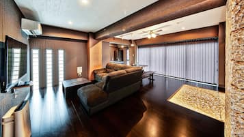 Deluxe Suite, 3 Bedrooms, Non Smoking, Sauna | 2 bedrooms, desk, soundproofing, iron/ironing board