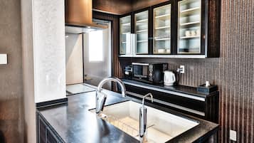 Deluxe Suite, 3 Bedrooms, Non Smoking, Sauna | Private kitchen | Fridge, microwave, stovetop, electric kettle