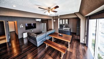 Desk, soundproofing, iron/ironing board, free WiFi