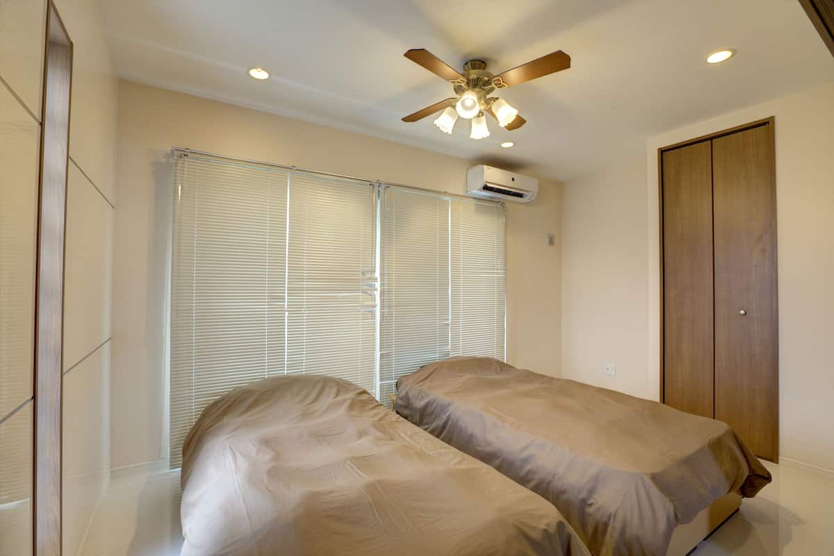 Habitación con 2 camas individuales | Escritorio, sistema de insonorización, tabla de planchar con plancha