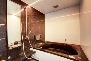 Quarto luxo | Banheiro | Banheira e chuveiro separados, banheira de imersão