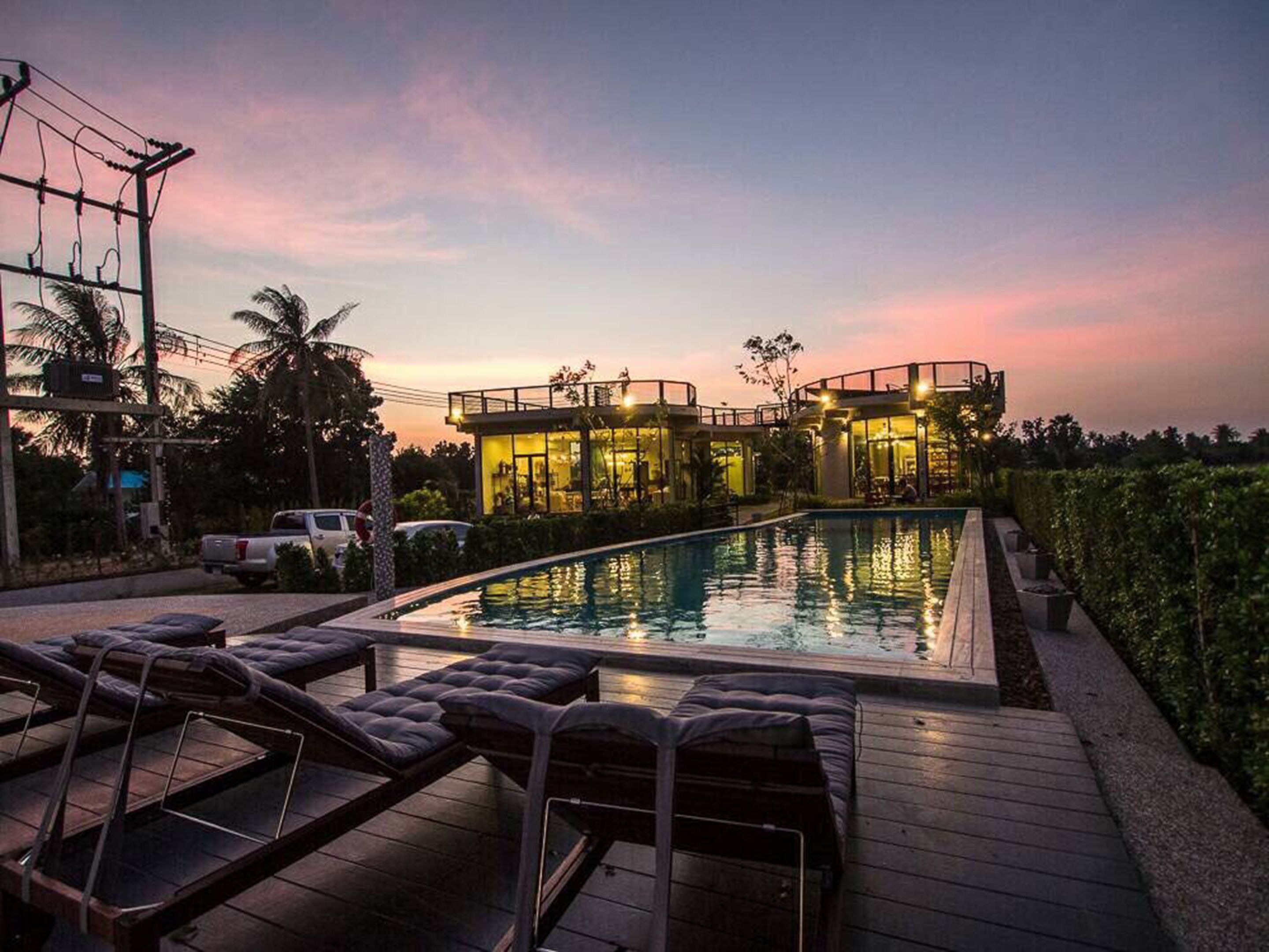 Kolam renang outdoor, dengan kursi berjemur