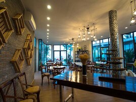 供应早餐、午餐和晚餐，泰国菜