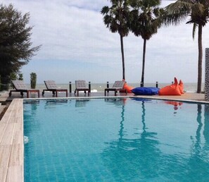 Outdoor pool, sun loungers - L'air Du Pran (Sam Roi Yot)