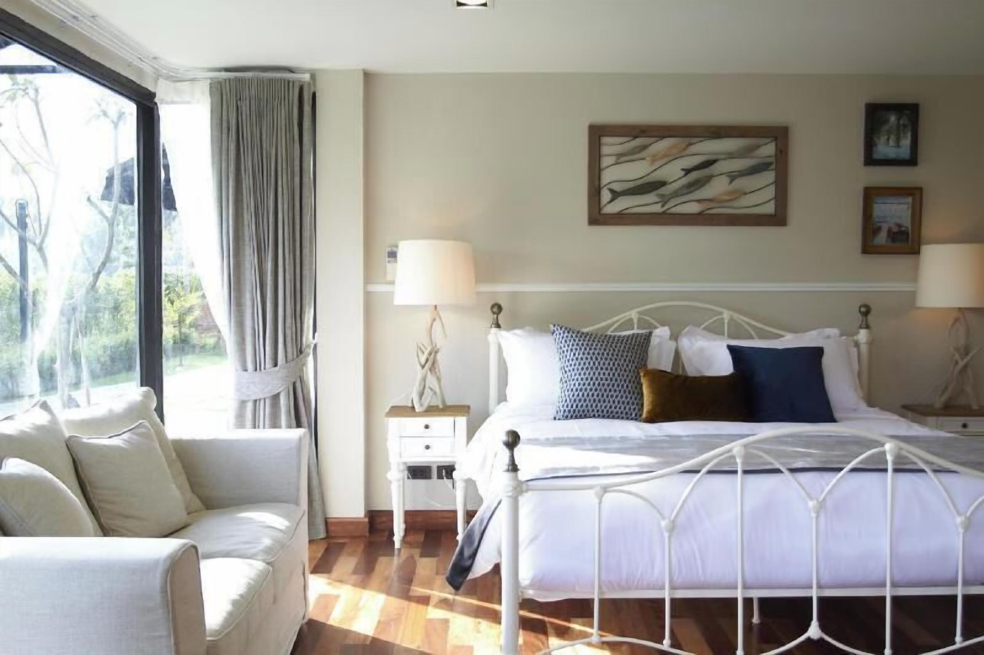 Minibar, desk, blackout curtains, rollaway beds