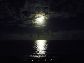 Vista frontal de la propiedad por la tarde o noche