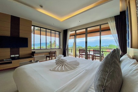 Deluxe Sea View. Aqua Resort Phuket - Near Beach and Chalong Pier