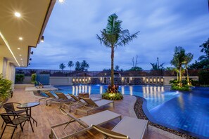 Una piscina al aire libre