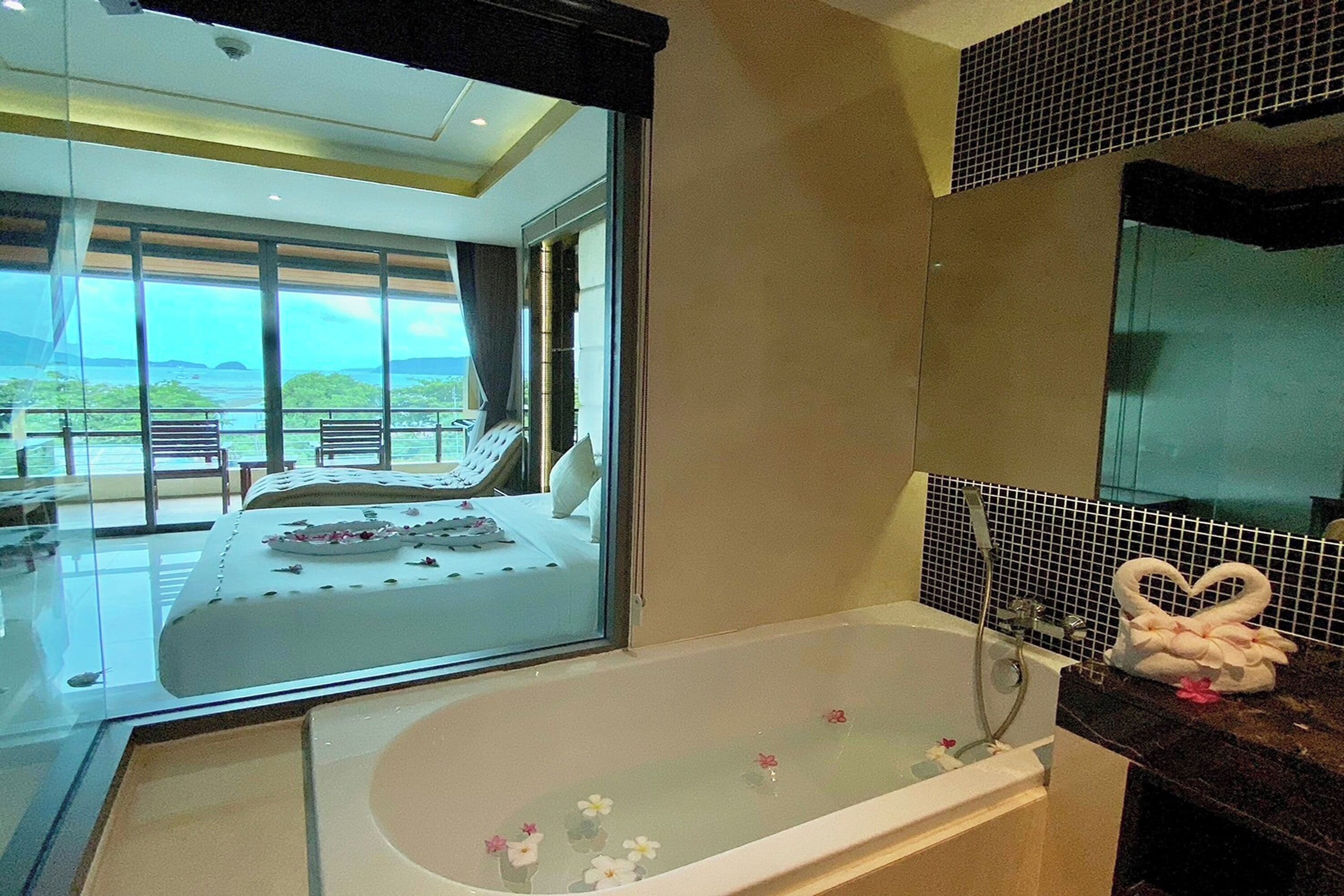 executive room, bathtub, sea view | bathroom | free toiletries, hair dryer, bathrobes, slippers