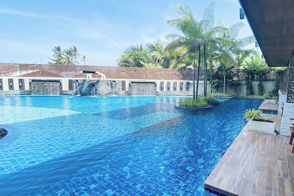 Una piscina al aire libre