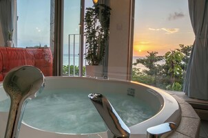 [ヴィラ・M・ナカマ] 絶景コンドミニアム／禁煙 | バスルーム | 個別の浴槽とシャワー、バスアメニティ (無料)、ヘアドライヤー、スリッパ