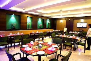 Dining - Hotel Shri Khedapati International (Dewas)