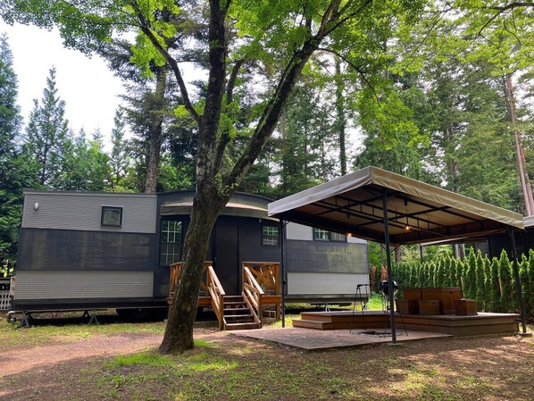 Deluxe Mobile Home | Blackout curtains, bed sheets