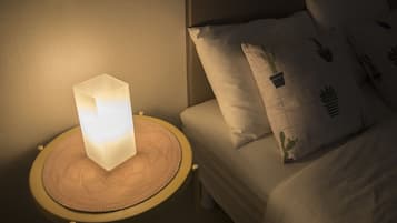 ๋๋ธ๋ฃธ | ์ฑ
์, ์๋ง ์ปคํผ, ๋ฐฉ์ ์ค๋น, ๋ฌด๋ฃ WiFi