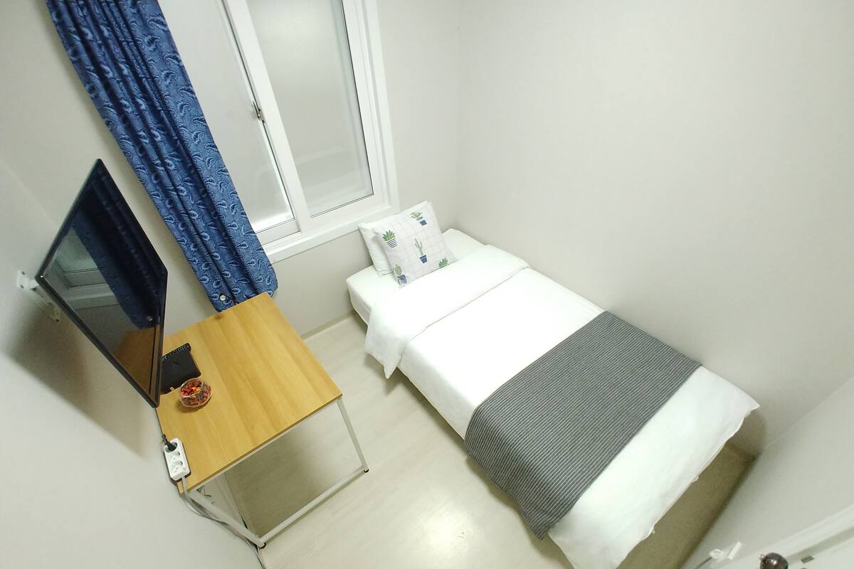 Single Room | Desk, blackout drapes, soundproofing, WiFi (free)