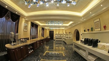 Daily buffet breakfast (CNY 48.00 per person)