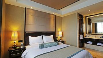 Yarrow Suite | Minibar, in-room safe, desk, blackout drapes