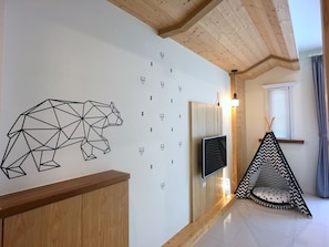 Kamar Double Deluks, balkon | Meja kerja, tirai kedap cahaya, dan tempat tidur lipat/tambahan