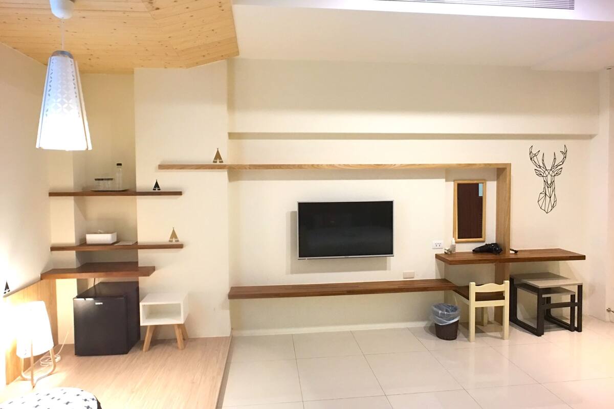 Habitación triple familiar, 1 cama King size | Escritorio, cortinas blackout, camas extra y wifi gratis