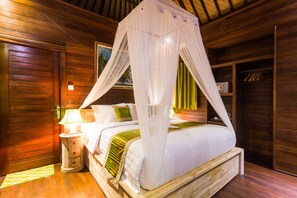Standard Room | In-room safe, desk, blackout curtains, iron/ironing board