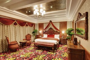 خزنة داخل الغرفة ومكواة/لوح كي وخدمة الإنترنت